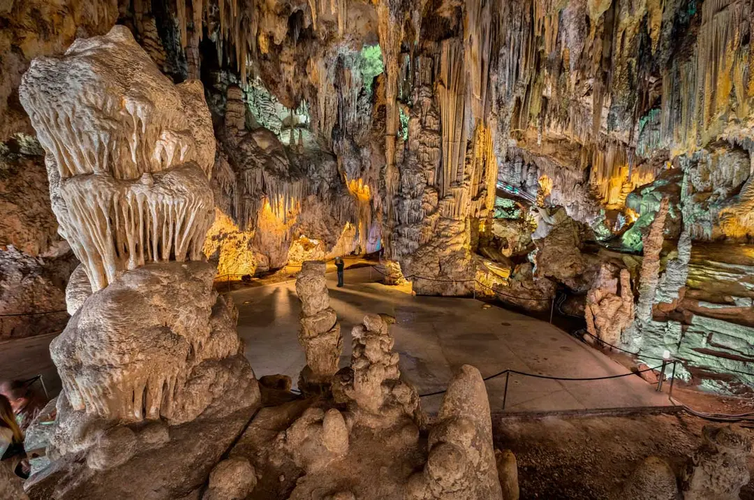 Formaciones de estalactitas iluminadas en el interior de las Cuevas de Nerja