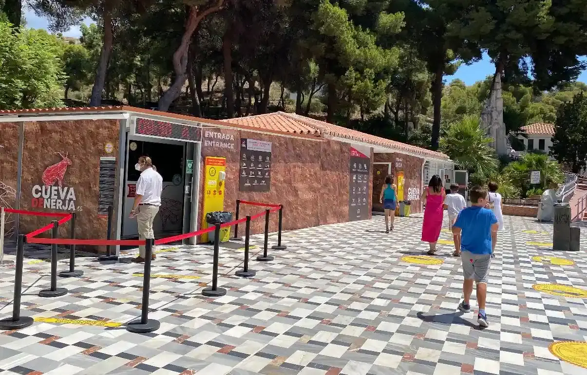Taquilla y entrada de la Cueva de Nerja con visitantes y cintas para la cola