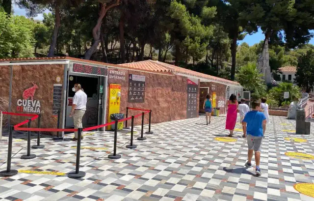 Taquillas y entrada al recinto de la Cueva de Nerja