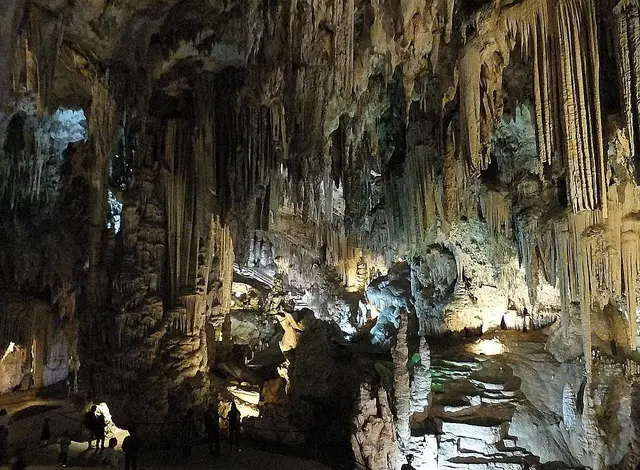 Sala de la Cueva de Nerja con columnas de estalactitas