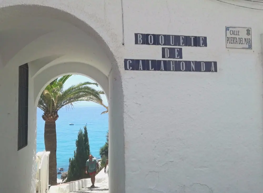 Arco del Boquete de Calahonda, en la calle Puerta del Mar, con el mar al fondo
