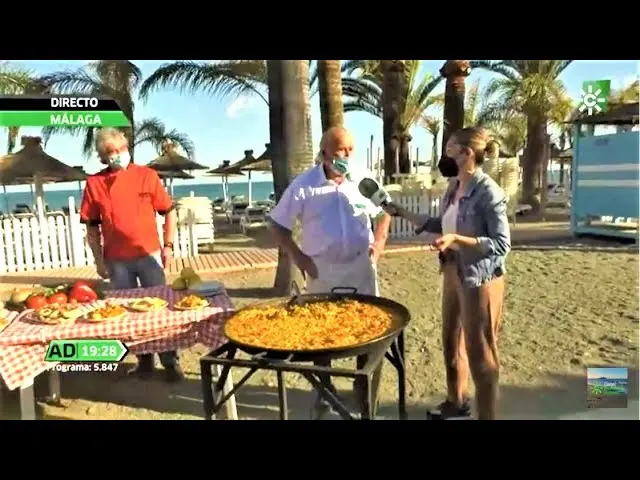 Entrevista de televisión en directo junto a la paellera del Chiringuito Ayo en la playa