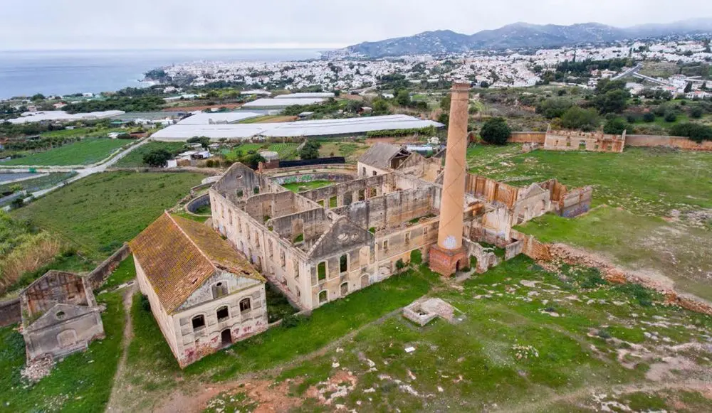 Vista aérea de las ruinas de la antigua fábrica de azúcar de Maro y su chimenea