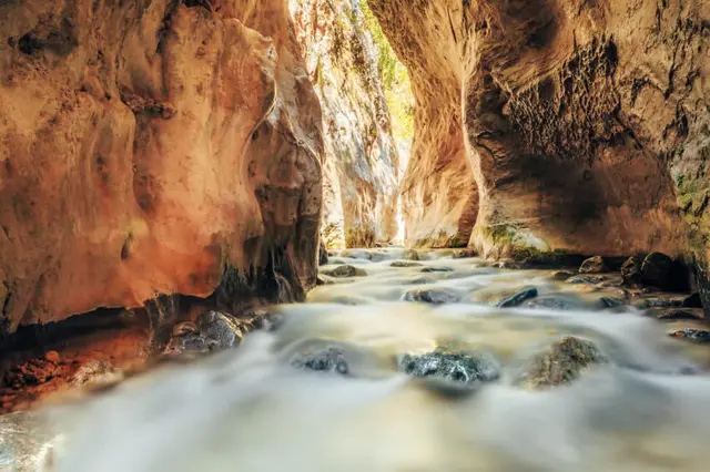 Los Cahorros del río Chíllar, el río entre paredes de mármol