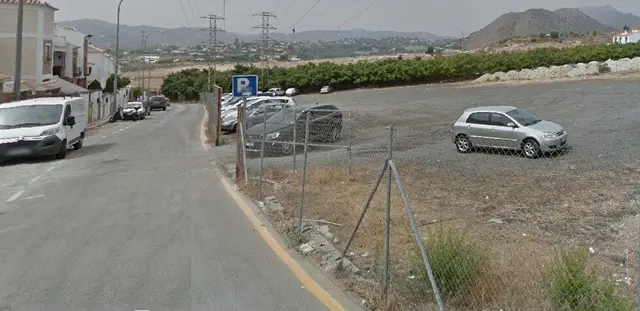 Parking de la calle Mirto, inicio de la ruta del río Chíllar