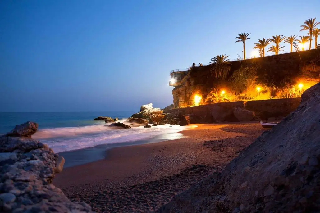 La playa de Calahonda de noche, con el Balcón de Europa iluminado sobre las rocas
