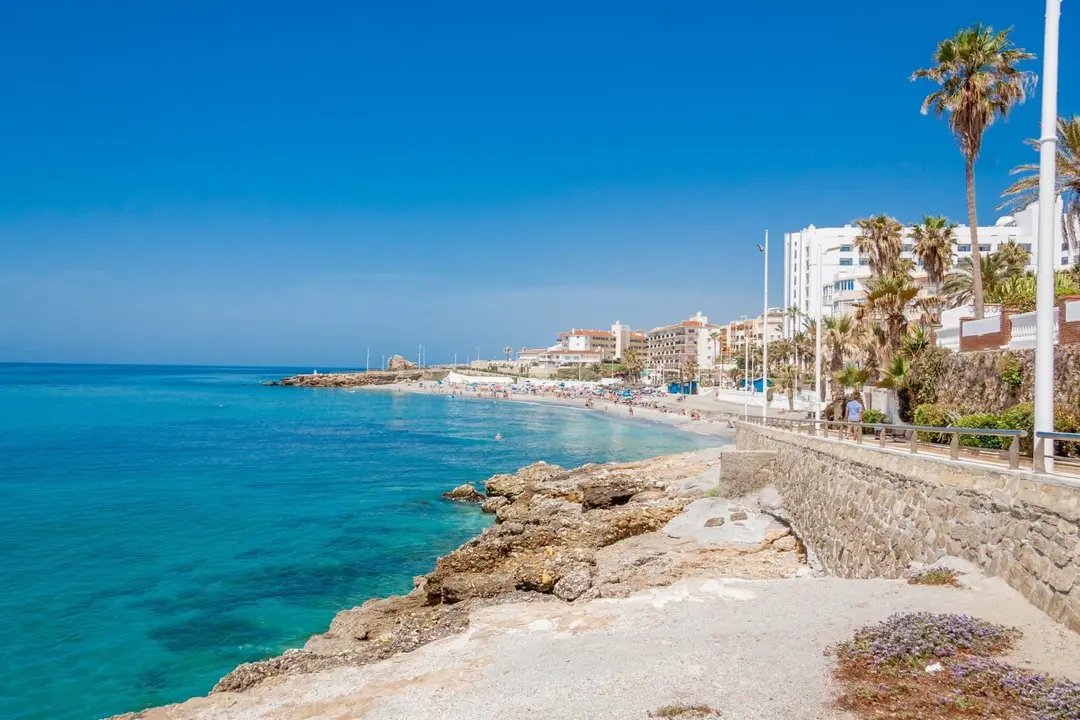 Playa de la Torrecilla con los edificios del frente marítimo de Nerja