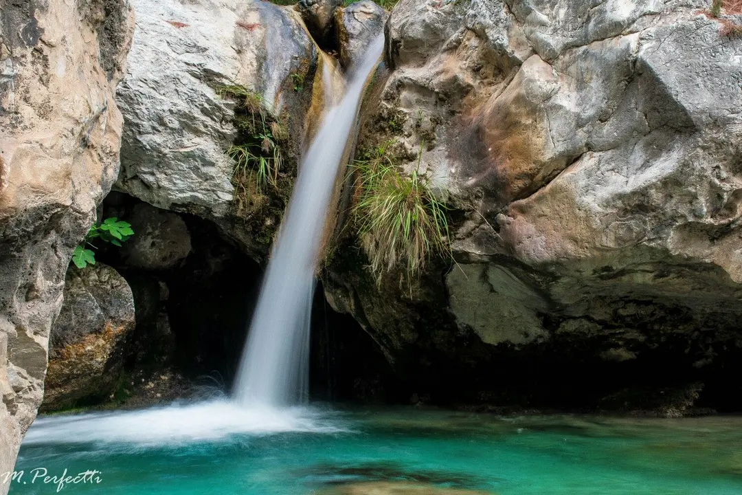 Cascada y poza en la ruta del río Chillar