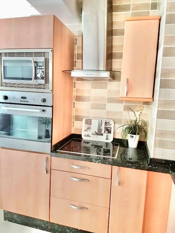 Cocina con horno, microondas, vitrocerámica y campana extractora