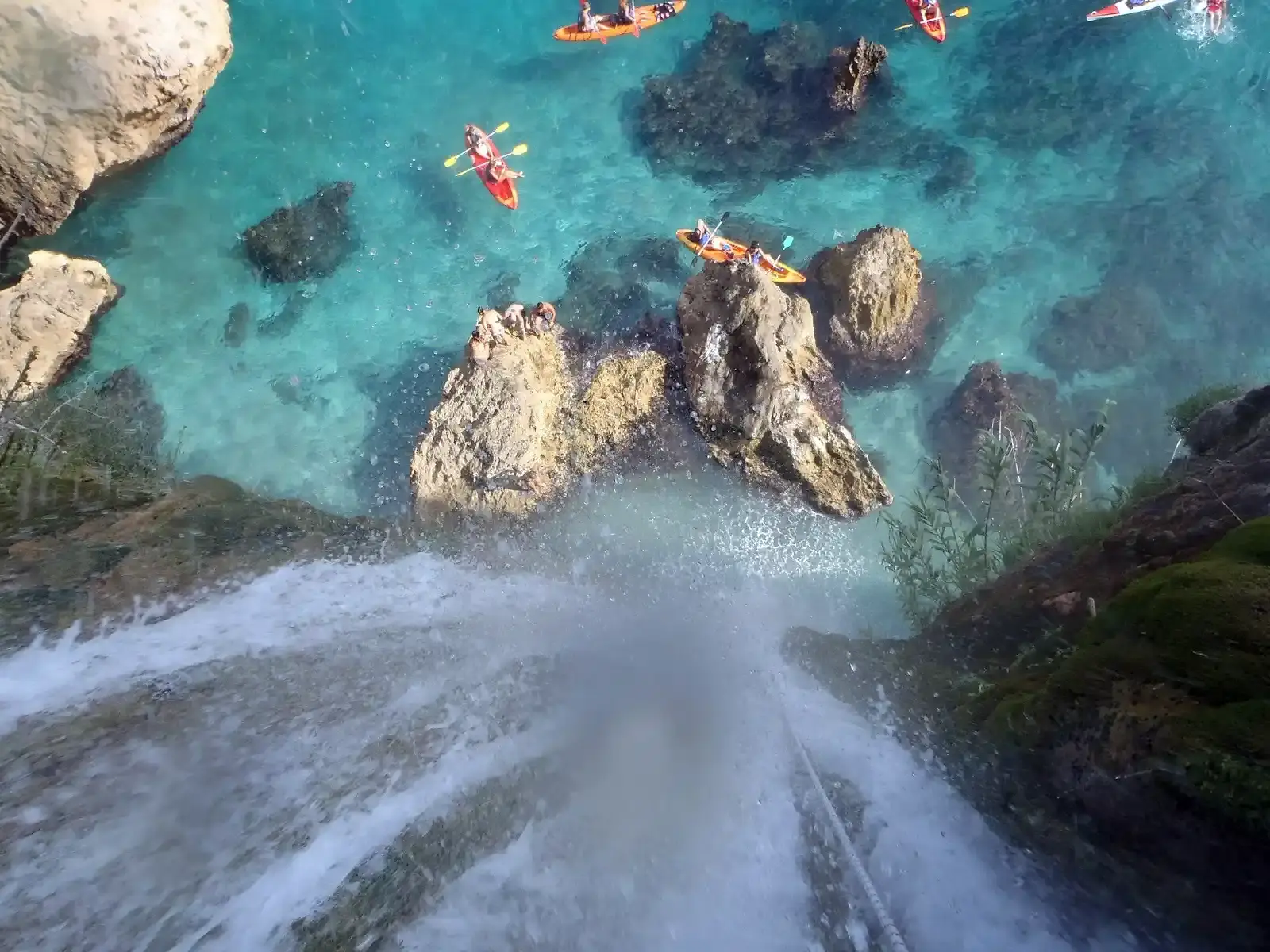 Kayaks en el agua transparente vistos desde lo alto de la Cascada de Maro