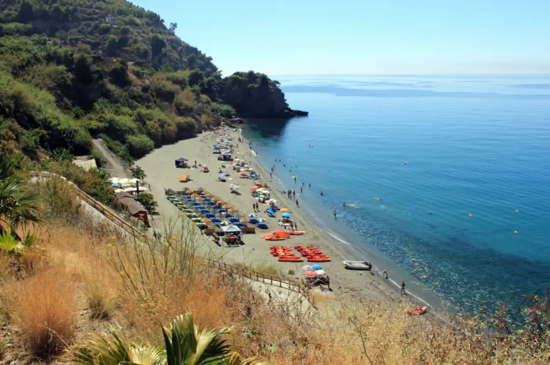 Playa de Maro, una cala de aguas cristalinas rodeada de acantilados