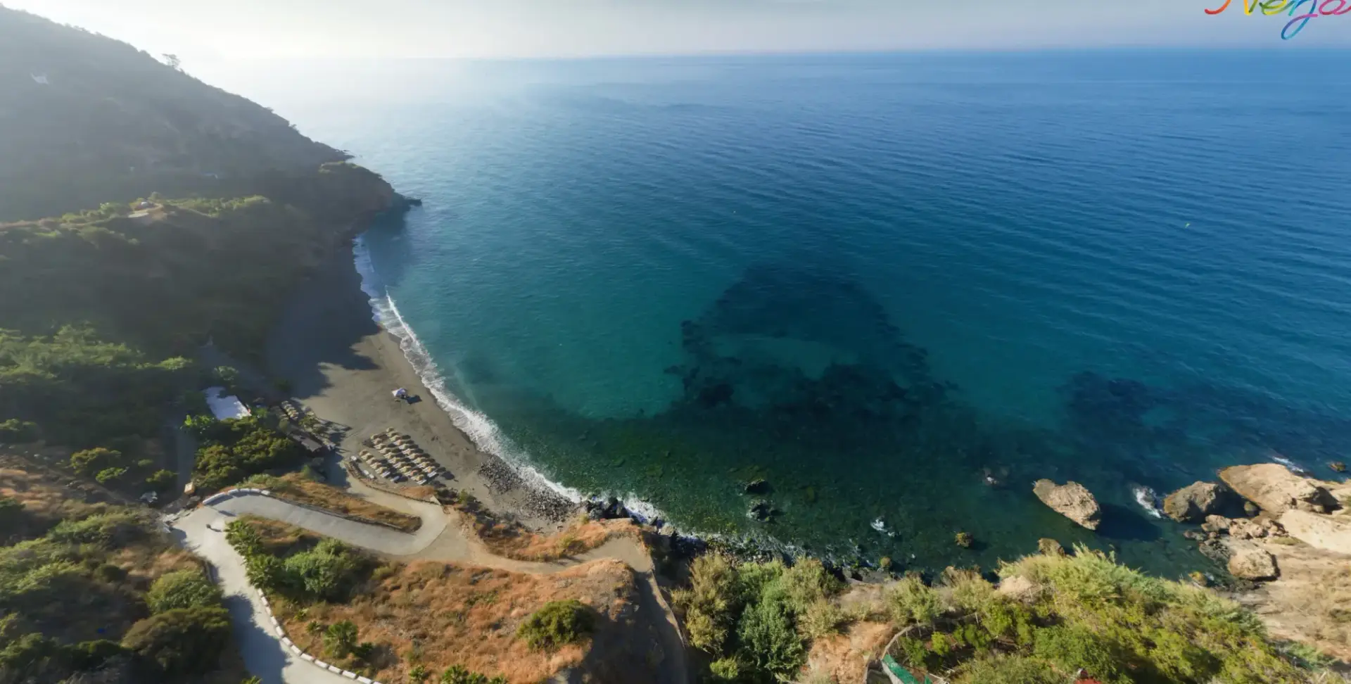 Vista aérea de la playa de Maro y el camino que baja hasta la cala