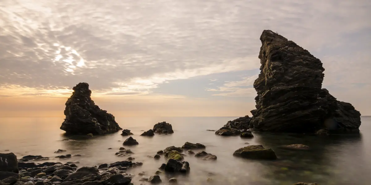 Peñascos en el mar al amanecer en la costa de Maro, cerca de las Alberquillas