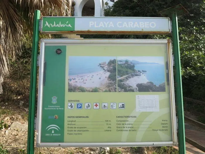 Panel informativo de la playa Carabeo con fotos, servicios y datos de la playa