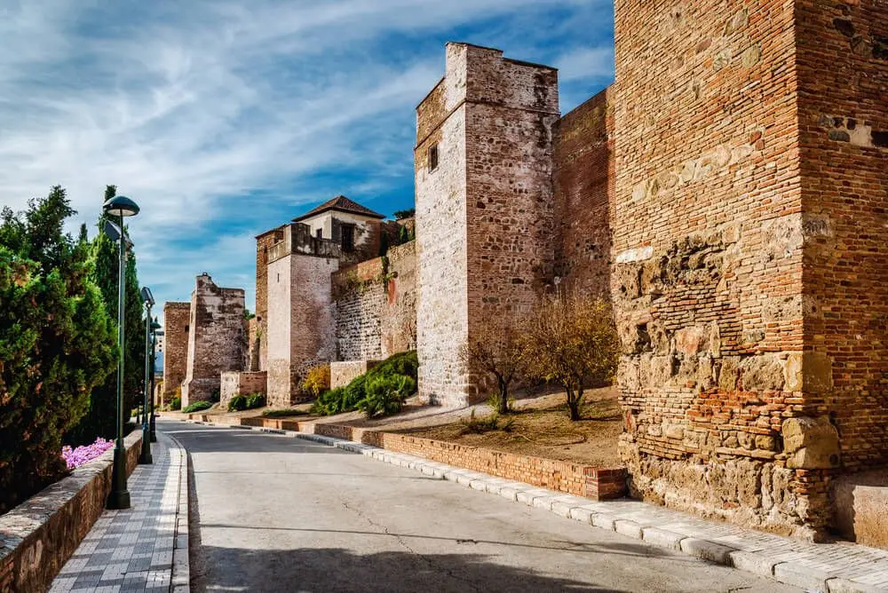 Murallas y torres de la Alcazaba de Málaga junto a la calle que sube por la ladera