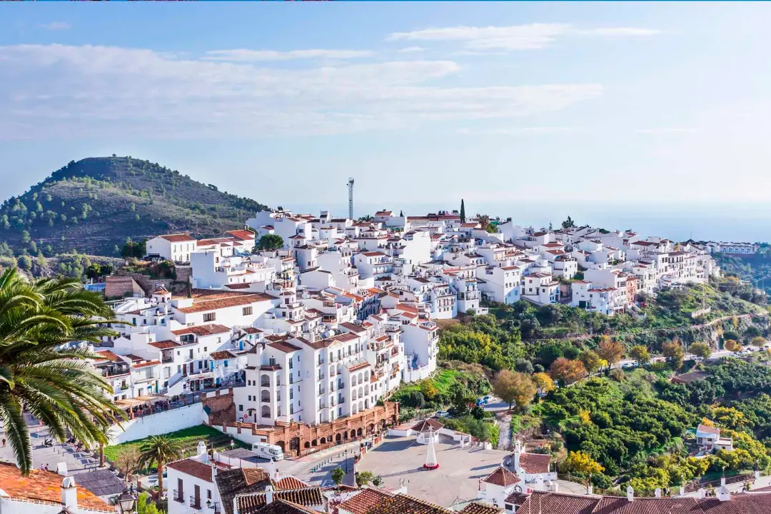 Vista de Frigiliana, pueblo blanco en la ladera de la sierra