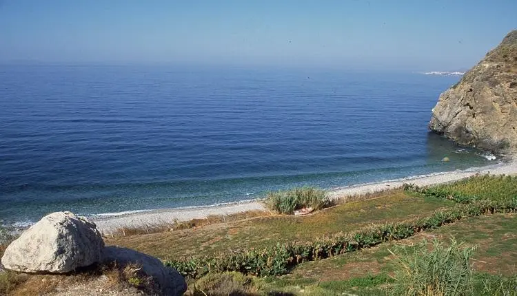 La playa del Molino de Papel desde el camino, con huertas junto a la orilla