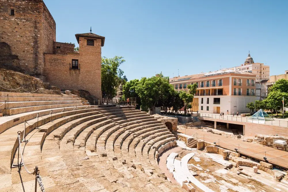 Graderío del Teatro Romano de Málaga a los pies de la Alcazaba en un día despejado