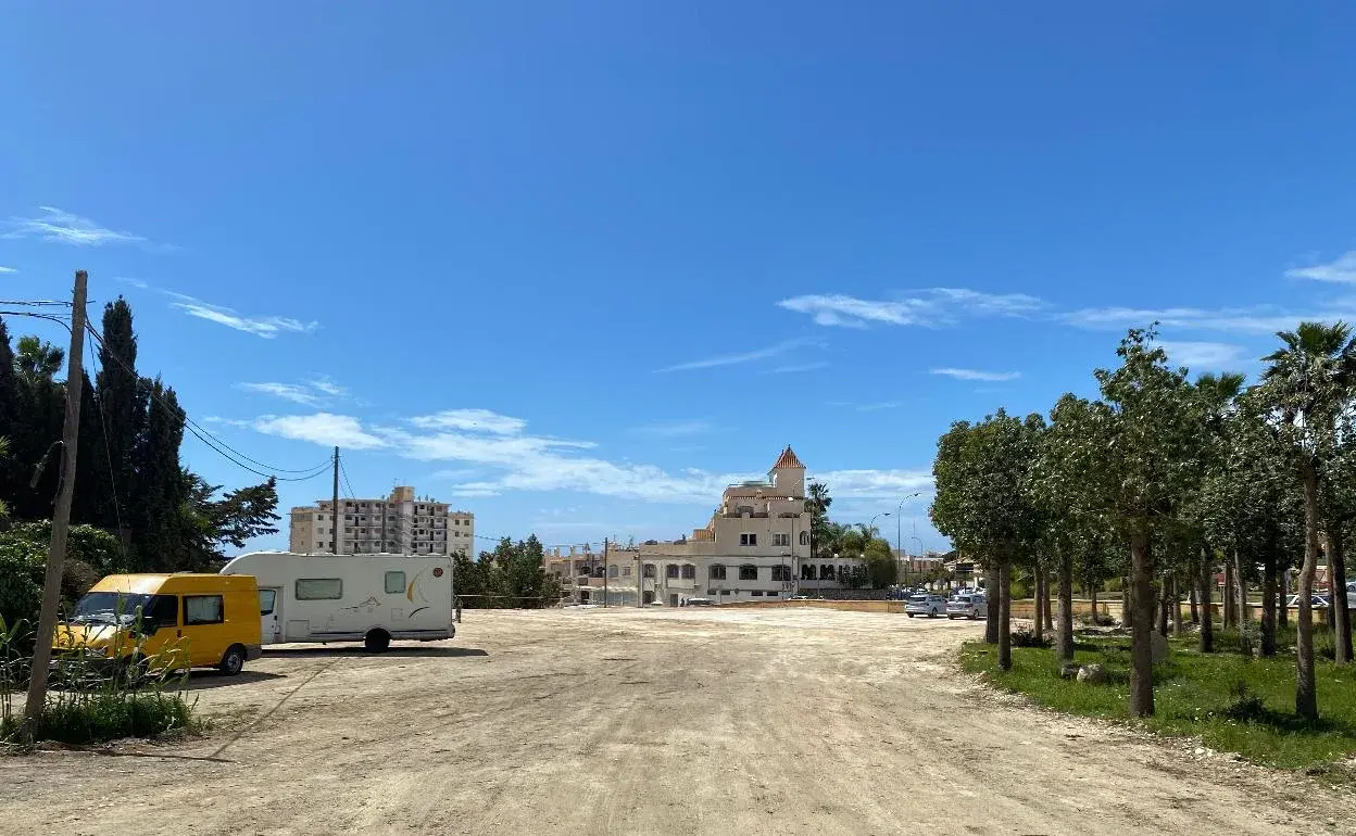 Autocaravanas y coches en el amplio parking de tierra junto a la playa Burriana