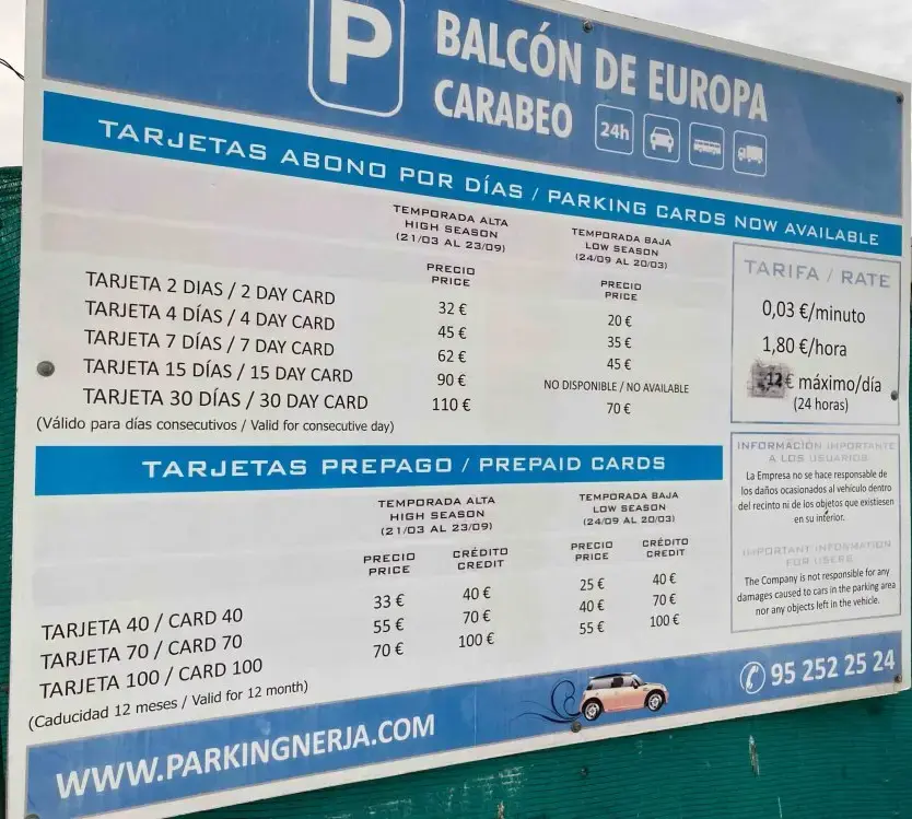 Cartel de tarifas del aparcamiento Balcón de Europa – Carabeo: 0,03 €/minuto y abonos
