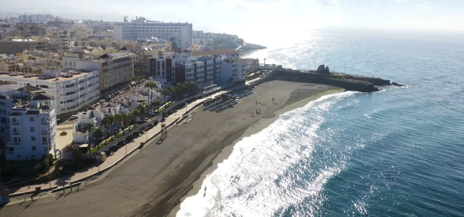 Vista aérea de la playa El Chucho y el centro de Nerja junto al mar
