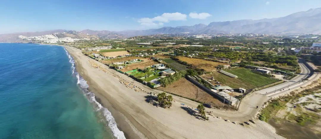 Playa de El Playazo, una larga playa de arena junto a la vega de Nerja