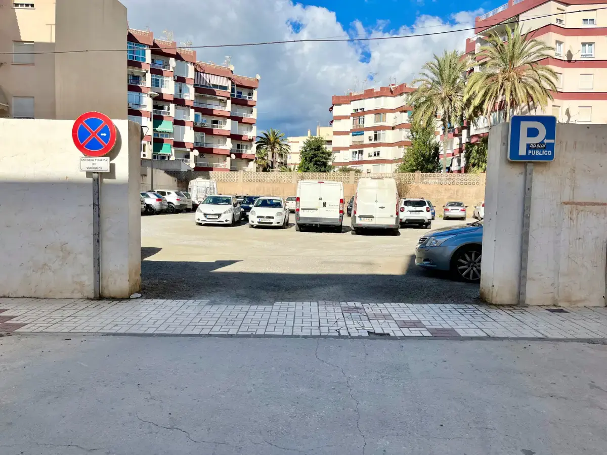 Acceso al parking público de Almirante Carranza con la señal de P y la de prohibido estacionar