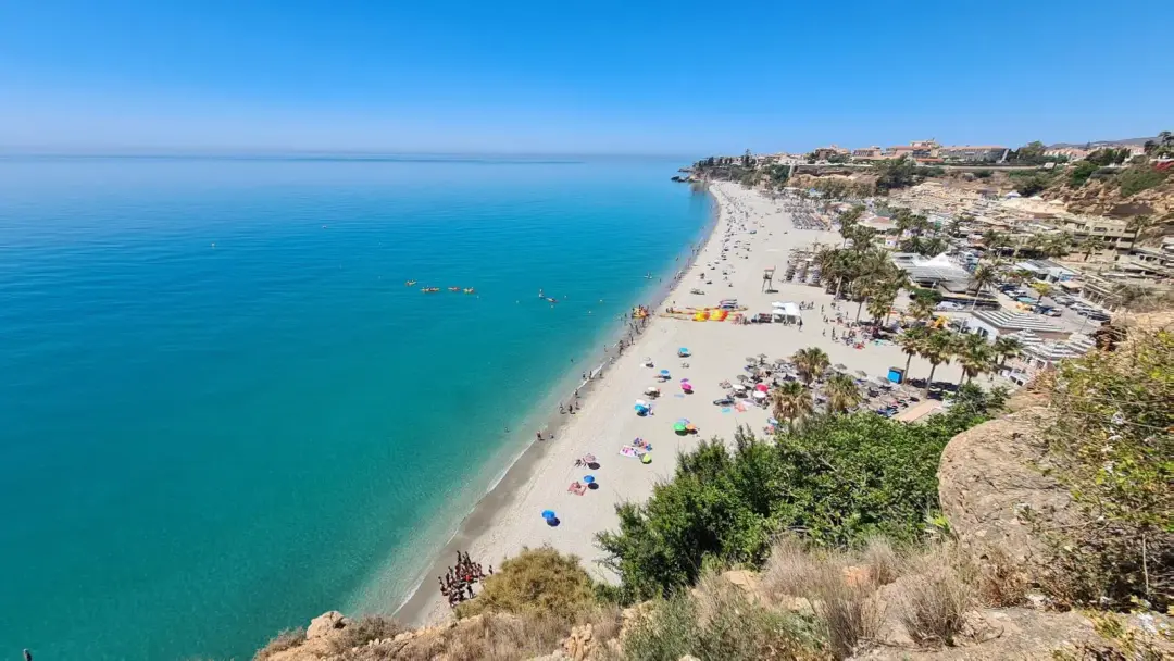 Playa de Burriana en Nerja vista desde lo alto, con el mar turquesa