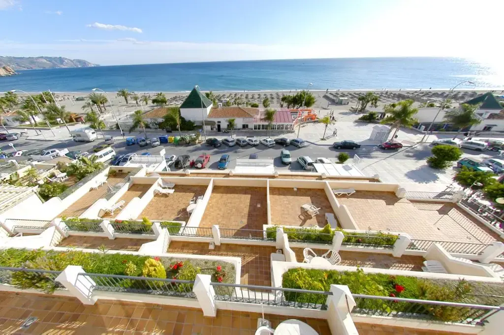 Terrazas escalonadas con vistas al aparcamiento, la playa de Burriana y el mar