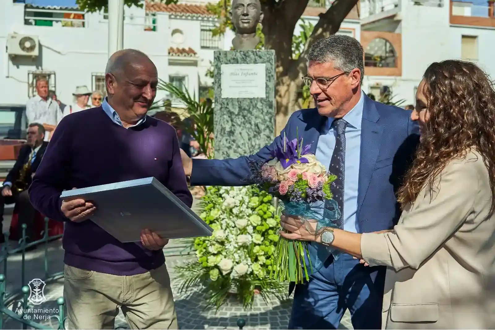 Entrega de un ramo de flores junto al busto de Blas Infante en el Día de Andalucía en Nerja