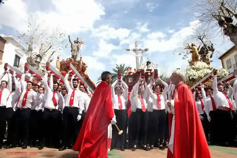 Portadores levantando los tronos del Resucitado y la Virgen en la Semana Santa de Nerja