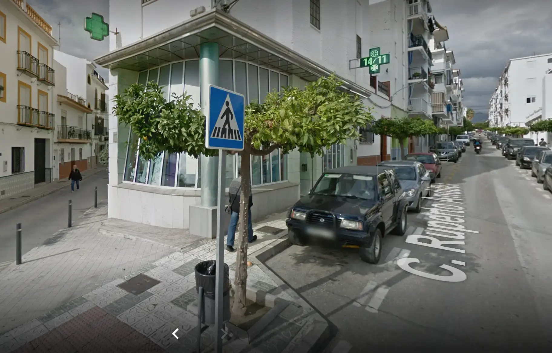Farmacia en la esquina de la calle Ruperto Andúez, con cruz verde y paso de peatones