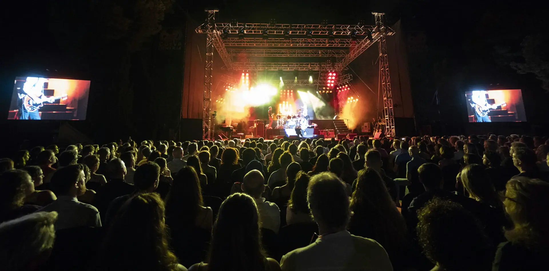 Concierto nocturno en el auditorio de la Cueva de Nerja, con pantallas gigantes y público