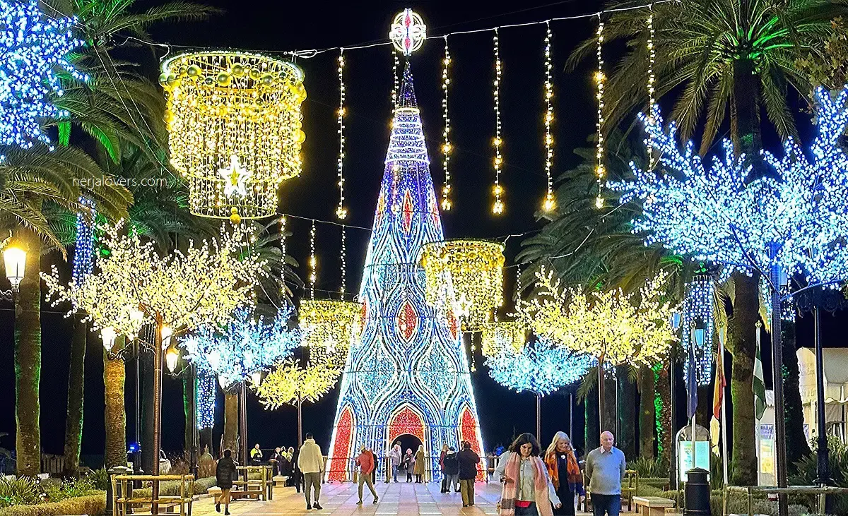Gran árbol de luces y árboles iluminados en el paseo hacia el Balcón de Europa de noche