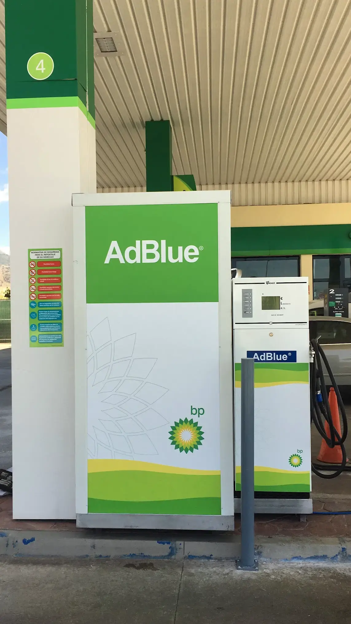 Surtidor de AdBlue junto al poste numerado de la isleta de repostaje