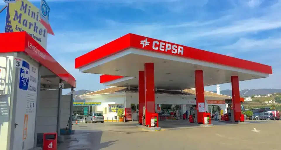 Marquesina roja de Cepsa con los surtidores y el Mini Market International a la izquierda