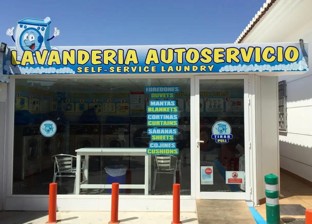 Lavandería autoservicio con lavadoras industriales para edredones, mantas y cortinas