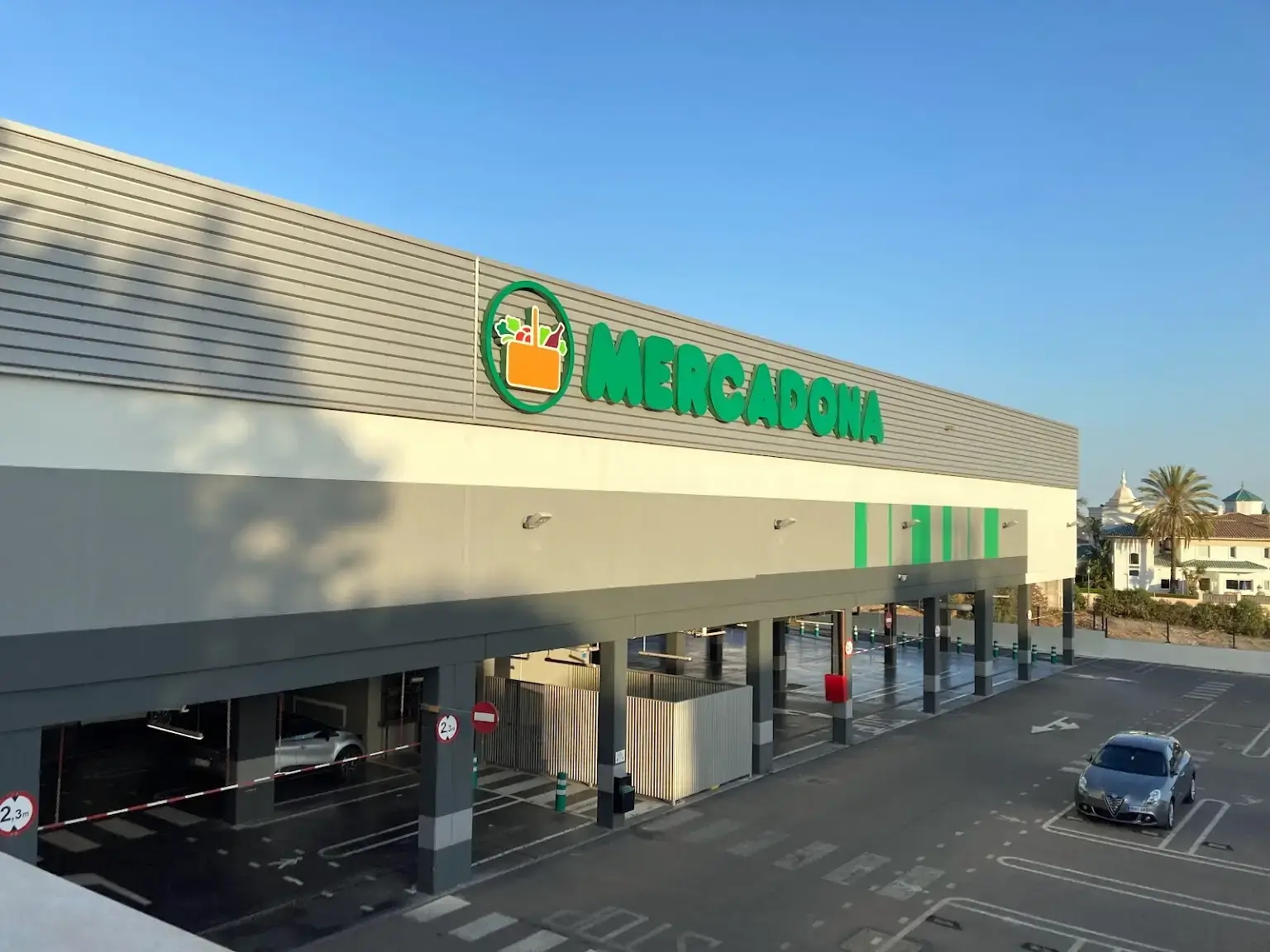 Edificio moderno de Mercadona con aparcamiento cubierto y plazas al aire libre