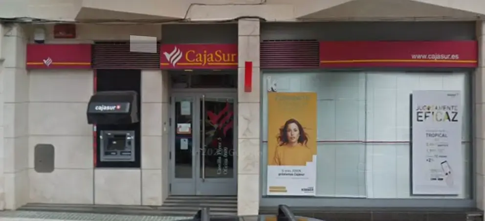 Fachada de la oficina del Banco Cajasur con rótulo rojo y cajero automático exterior
