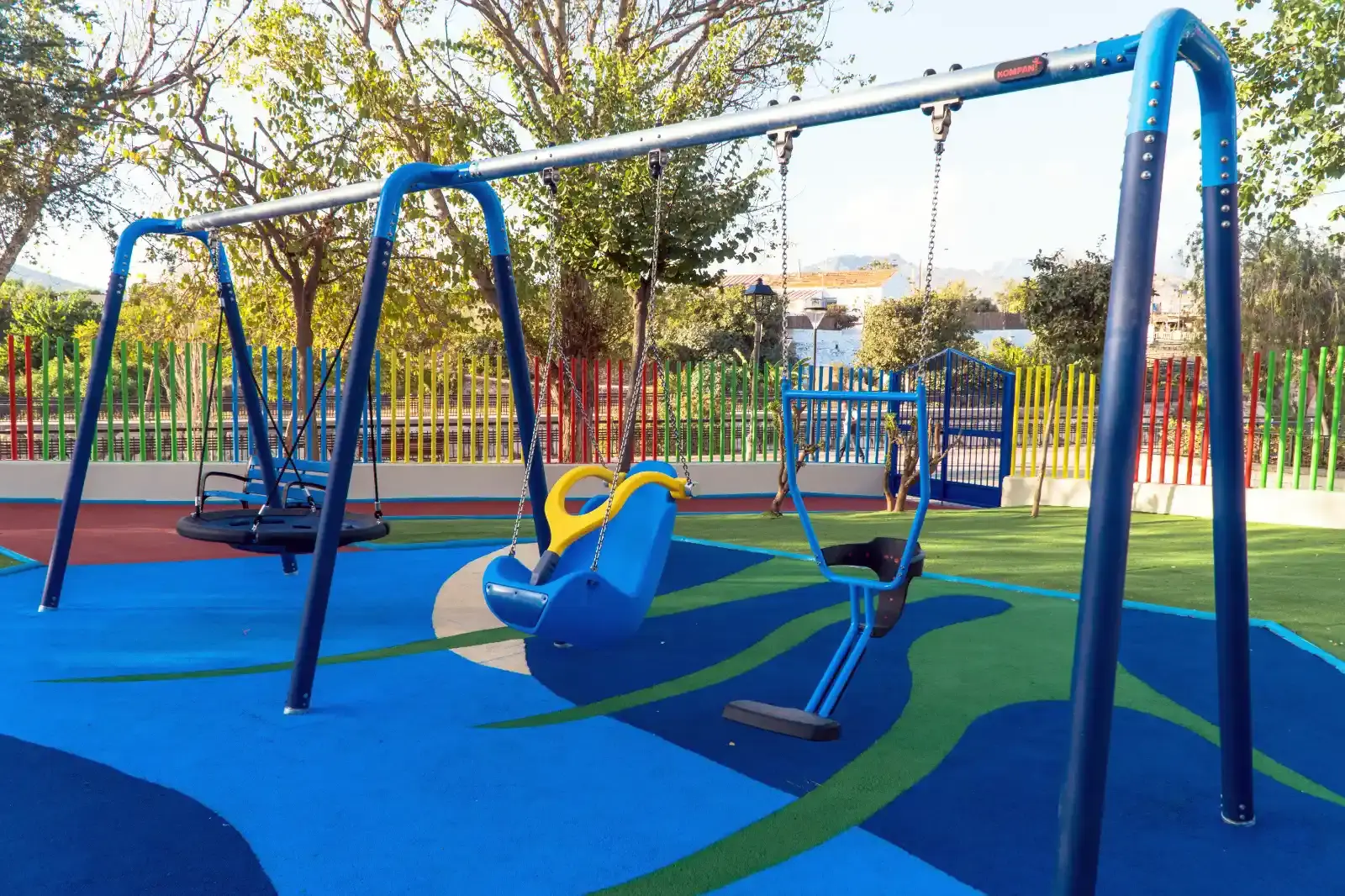 Columpios de cesta, de dos plazas y adaptado sobre suelo azul en el Parque Verano Azul