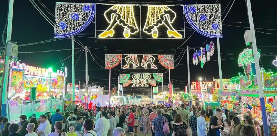 Portada iluminada del recinto de la Feria de Nerja por la noche