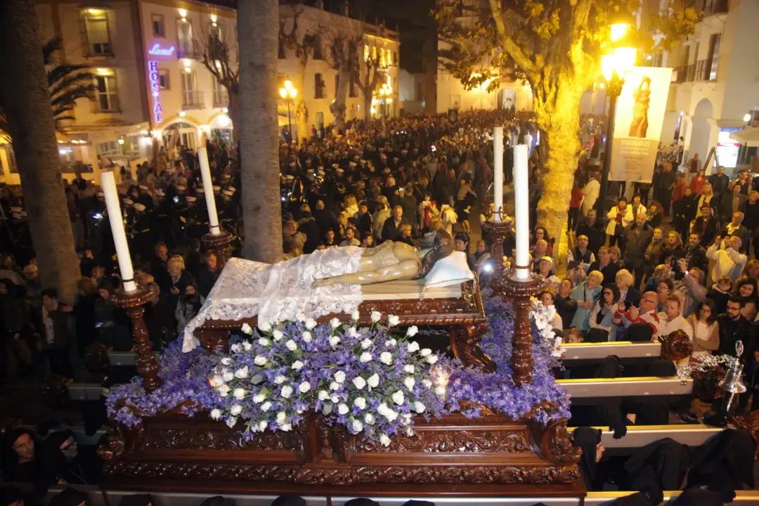 Procesión de Semana Santa por las calles de Nerja