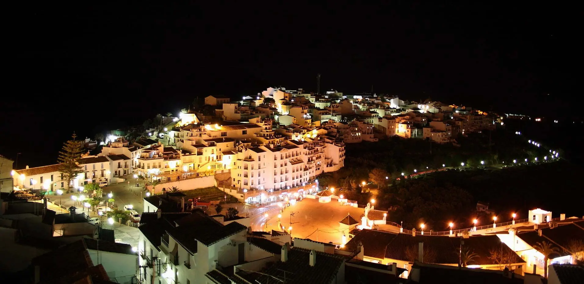 El pueblo de Frigiliana iluminado de noche, visto desde lo alto