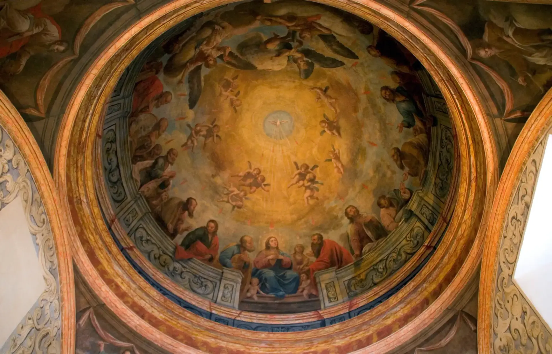 Cúpula de la Ermita de las Angustias pintada al fresco con la Virgen, apóstoles y ángeles