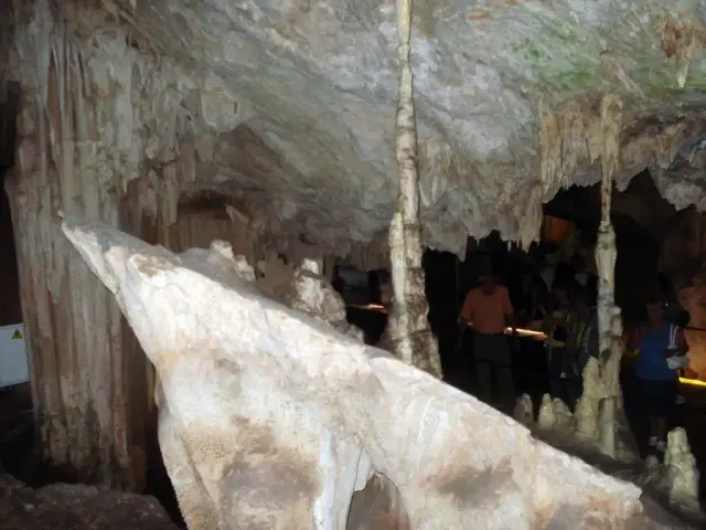 Bloque de calcita junto al camino en la Cueva de Nerja
