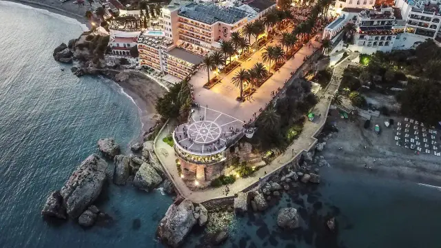 Vista aérea del Balcón de Europa de Nerja al anochecer