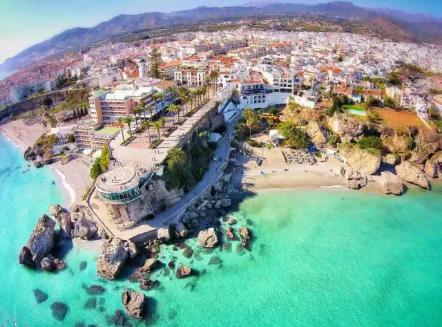 El Balcón de Europa entre las playas de El Salón y Calahonda