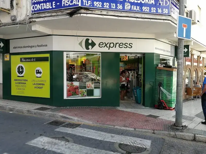 Carrefour Express de la calle Castilla Pérez, en una esquina, con carteles de apertura en domingos y festivos