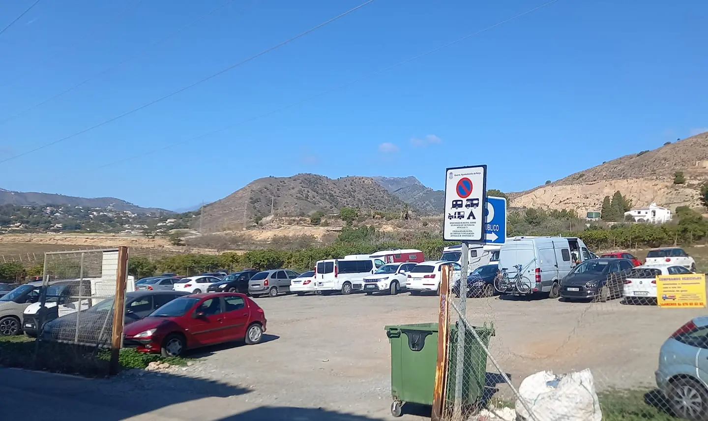 Explanada del Parking Mercadillo con coches y furgonetas y señal de prohibido autocaravanas