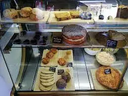 Vitrina con tartas, bizcochos, galletas y pasteles caseros